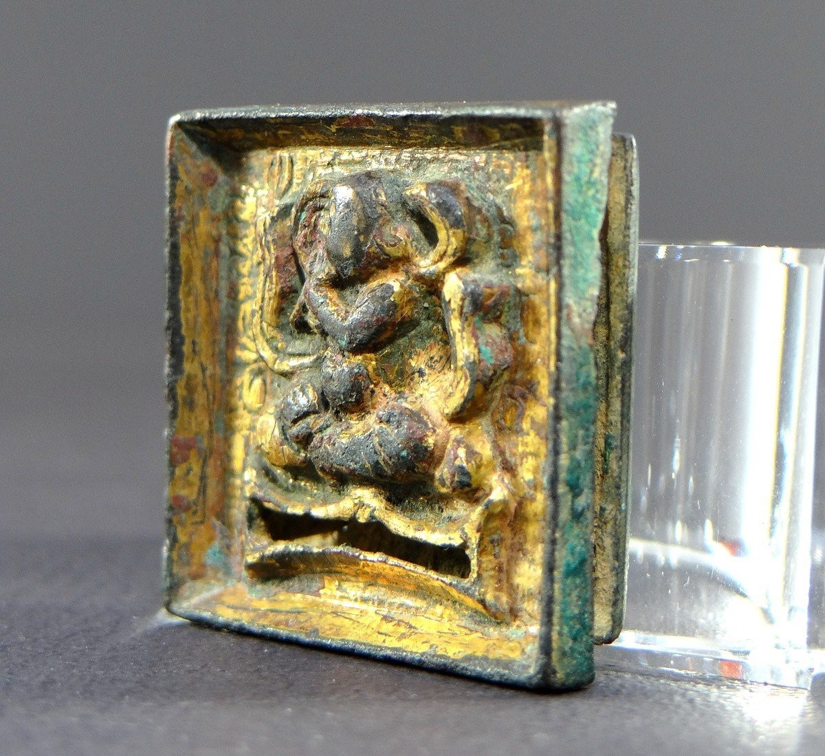 Chine Dynastie Tang (618-907), Plaque De Ceinture En Bronze Doré, Décorée d'Un Musicien.-photo-4