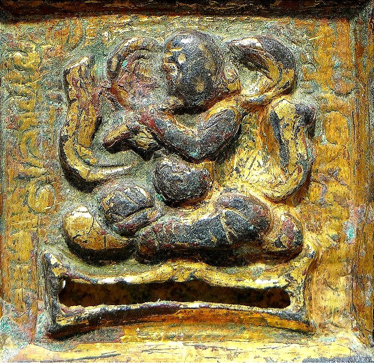 Chine Dynastie Tang (618-907), Plaque De Ceinture En Bronze Doré, Décorée d'Un Musicien.
