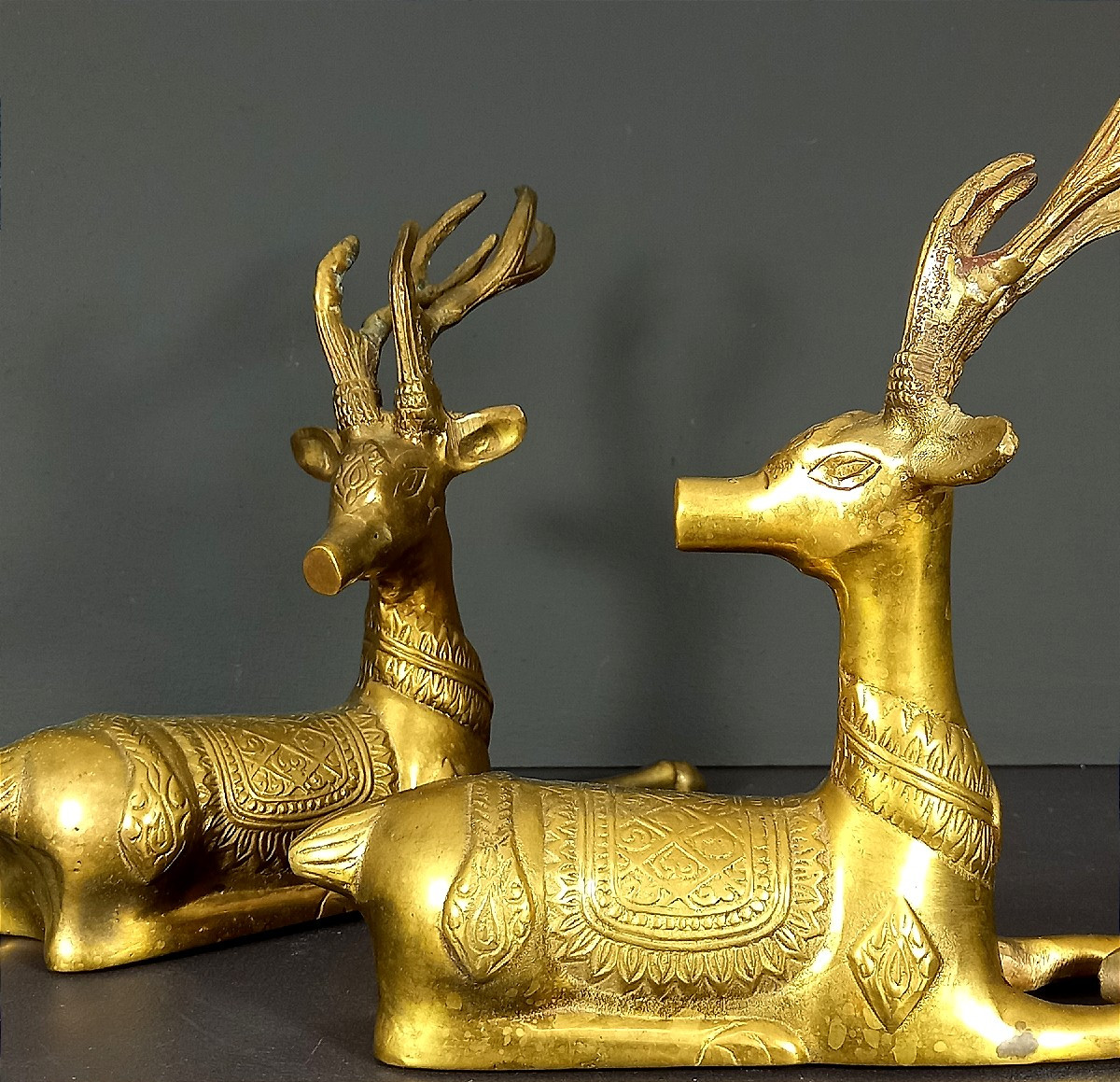 Thaïlande, Années 1960, Paire de sculptures en laiton figurant deux cerfs couchés.-photo-2