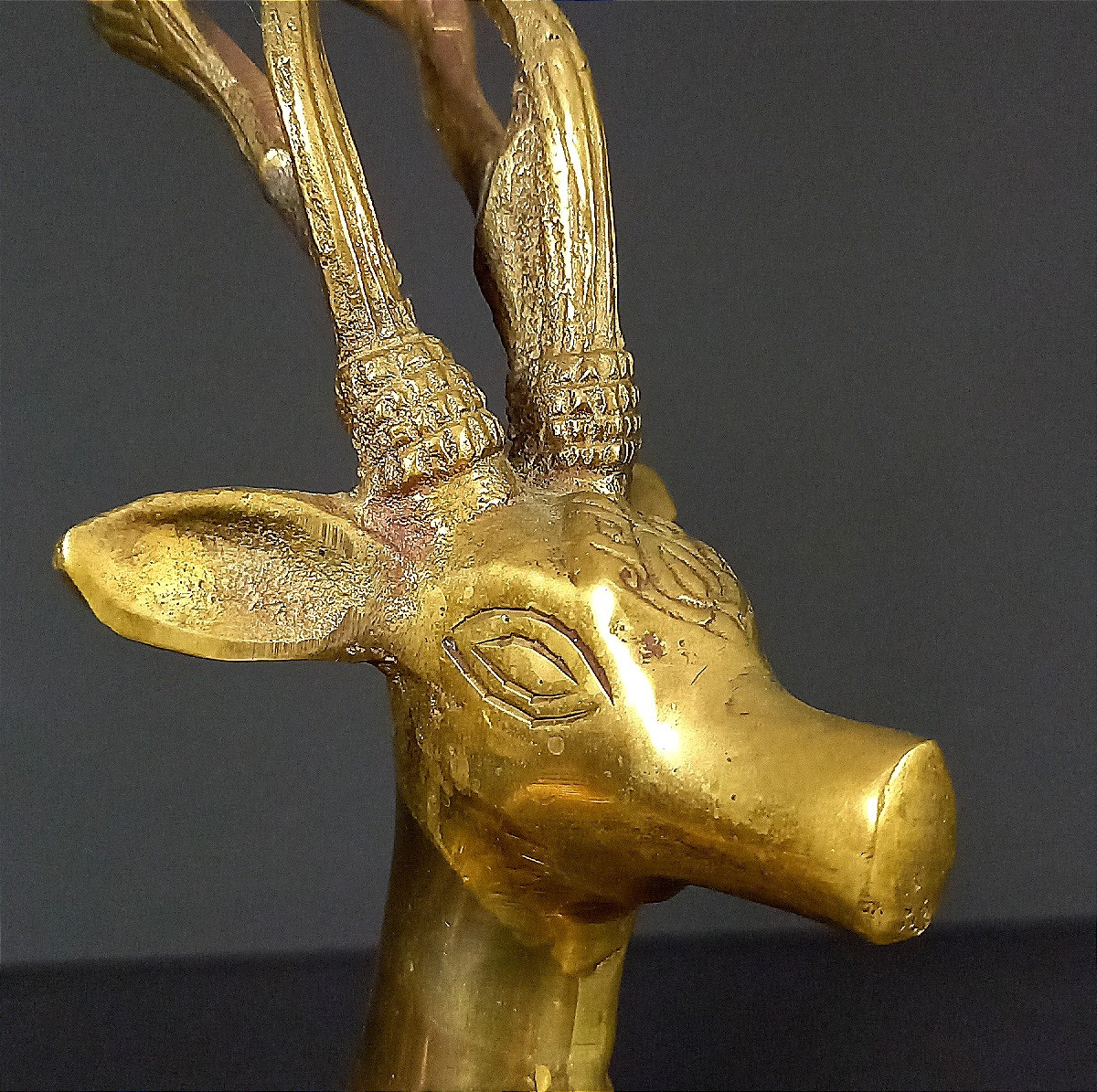 Thaïlande, Années 1960, Paire de sculptures en laiton figurant deux cerfs couchés.-photo-3