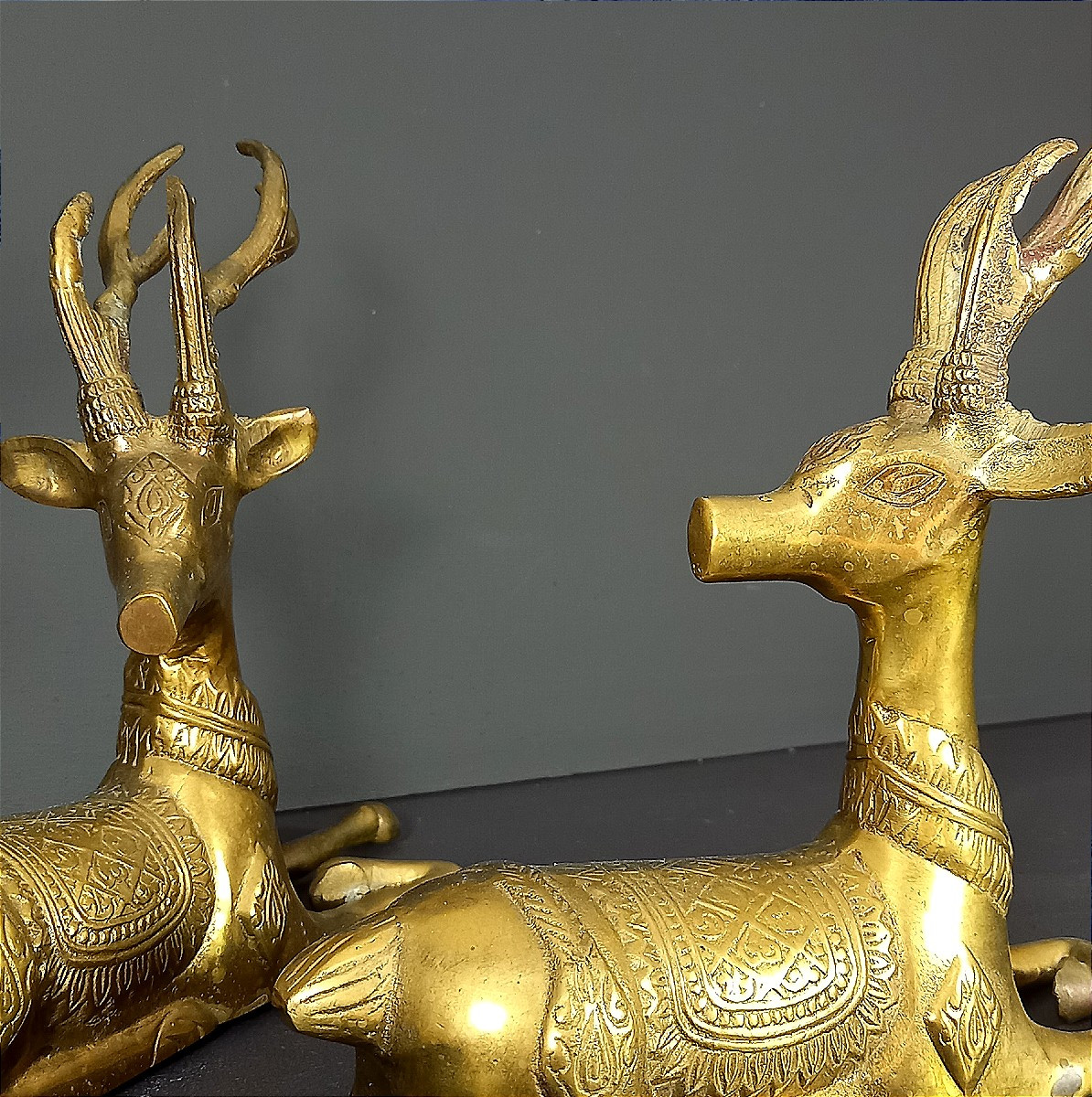 Thaïlande, Années 1960, Paire de sculptures en laiton figurant deux cerfs couchés.-photo-4