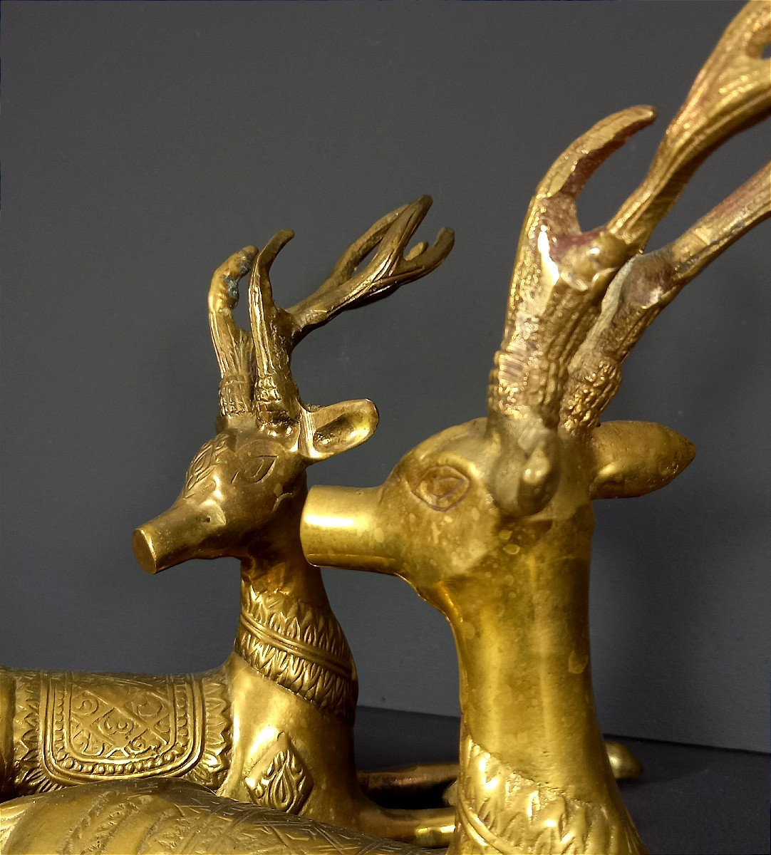 Thaïlande, Années 1960, Paire de sculptures en laiton figurant deux cerfs couchés.-photo-1