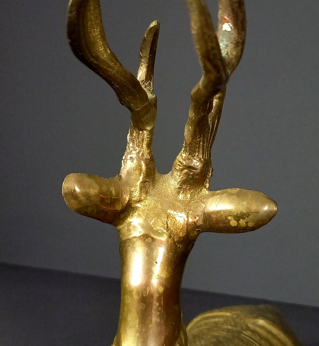 Thaïlande, Années 1960, Paire de sculptures en laiton figurant deux cerfs couchés.-photo-2