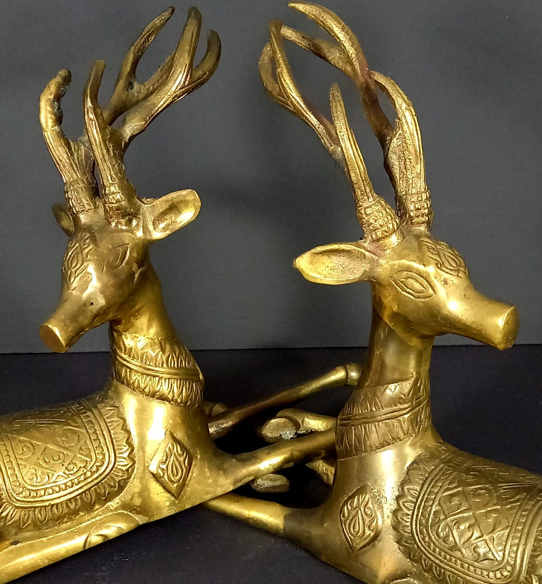 Thaïlande, Années 1960, Paire de sculptures en laiton figurant deux cerfs couchés.-photo-5