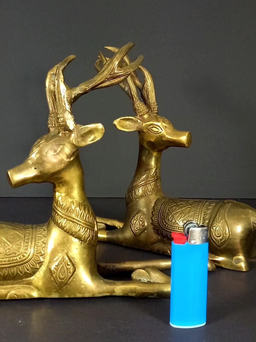 Thaïlande, Années 1960, Paire de sculptures en laiton figurant deux cerfs couchés.-photo-7