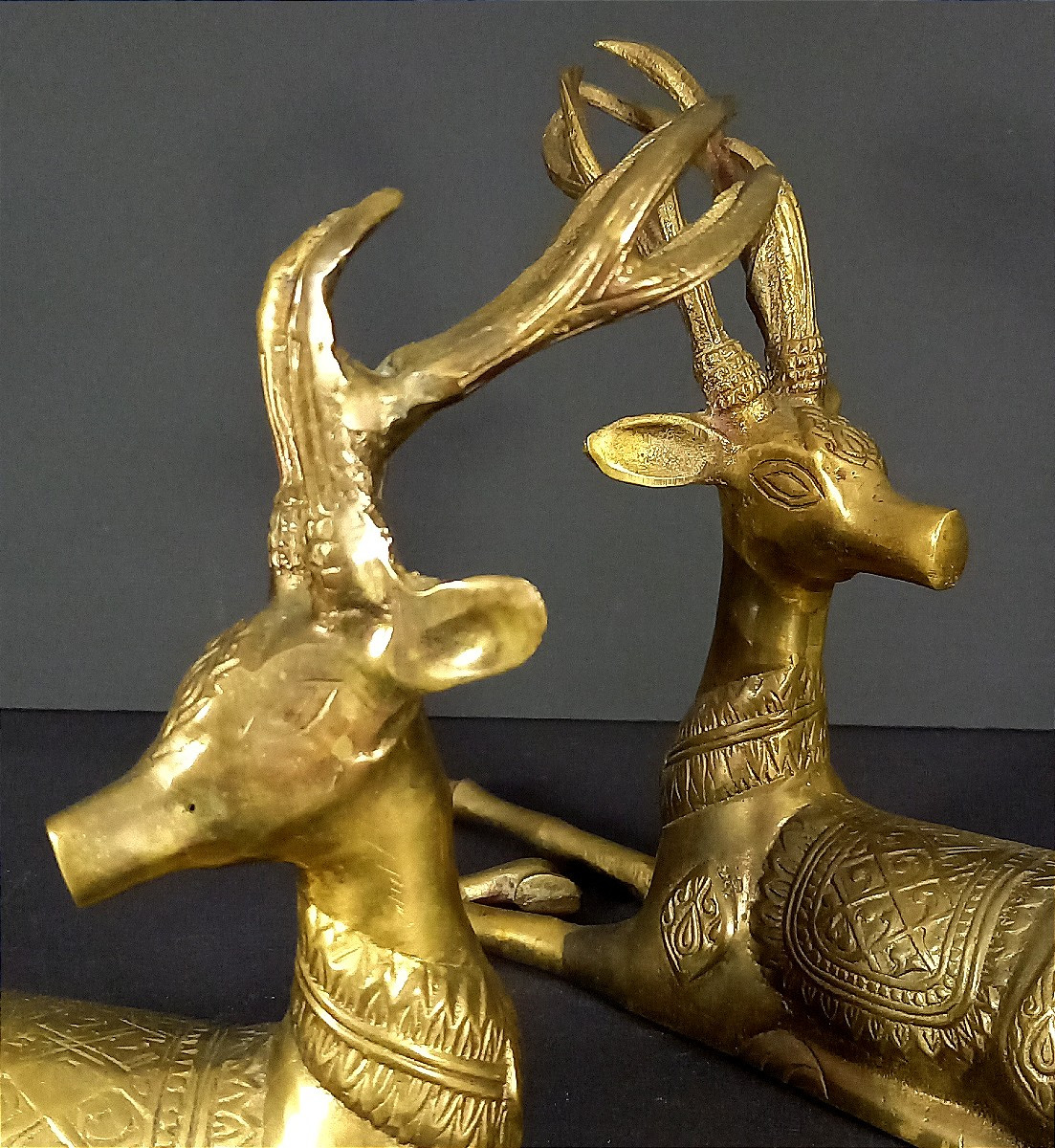 Thaïlande, Années 1960, Paire de sculptures en laiton figurant deux cerfs couchés.