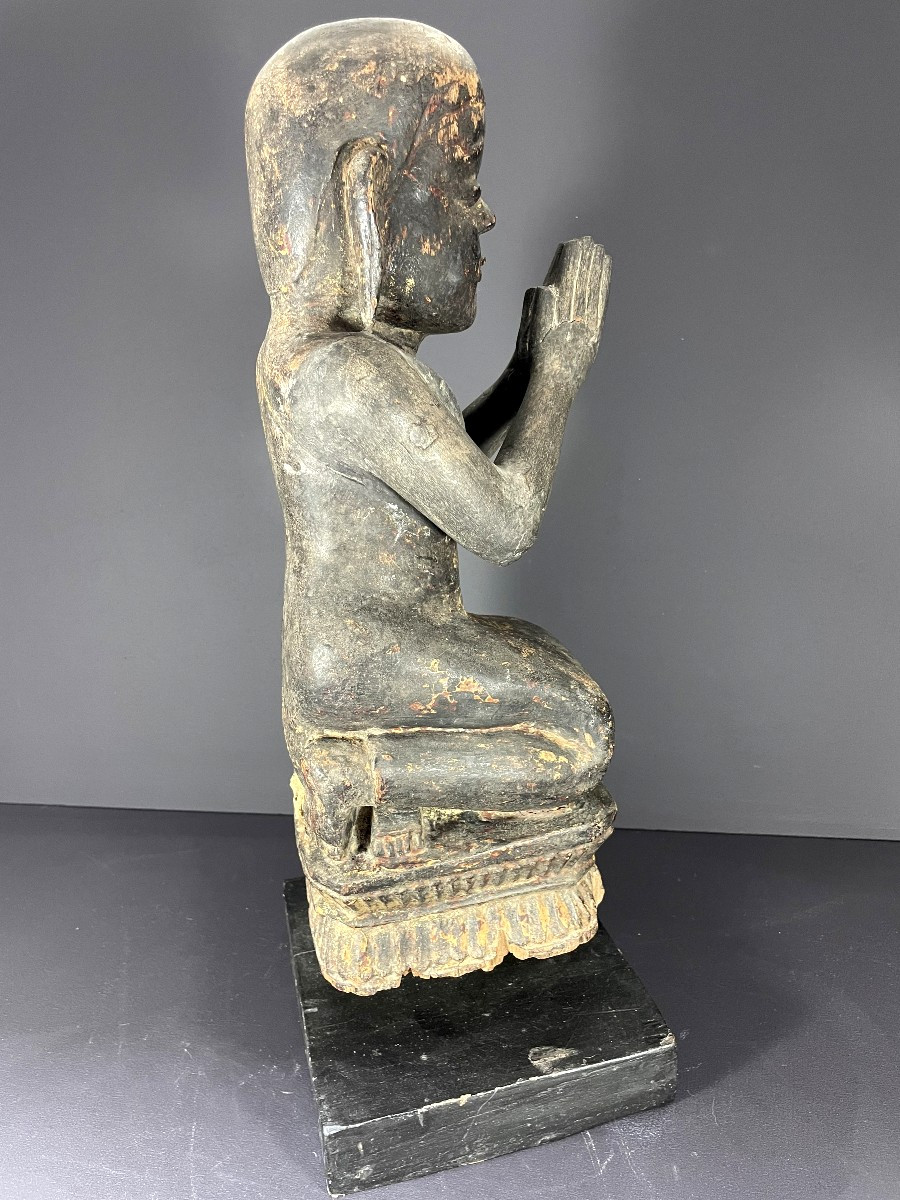Birmanie, XIXème siècle, sculpture en bois figurant un moine bouddhiste sur un socle lotiforme.-photo-1