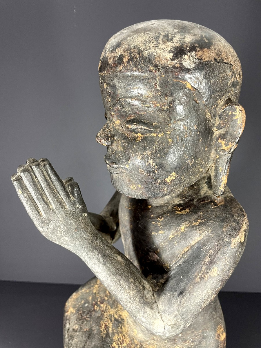 Birmanie, XIXème siècle, sculpture en bois figurant un moine bouddhiste sur un socle lotiforme.-photo-2
