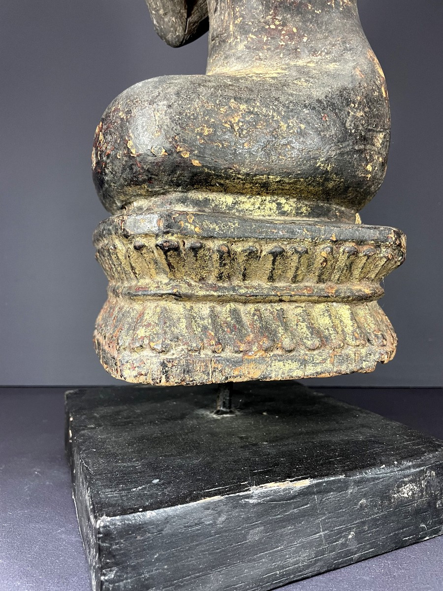 Birmanie, XIXème siècle, sculpture en bois figurant un moine bouddhiste sur un socle lotiforme.-photo-4