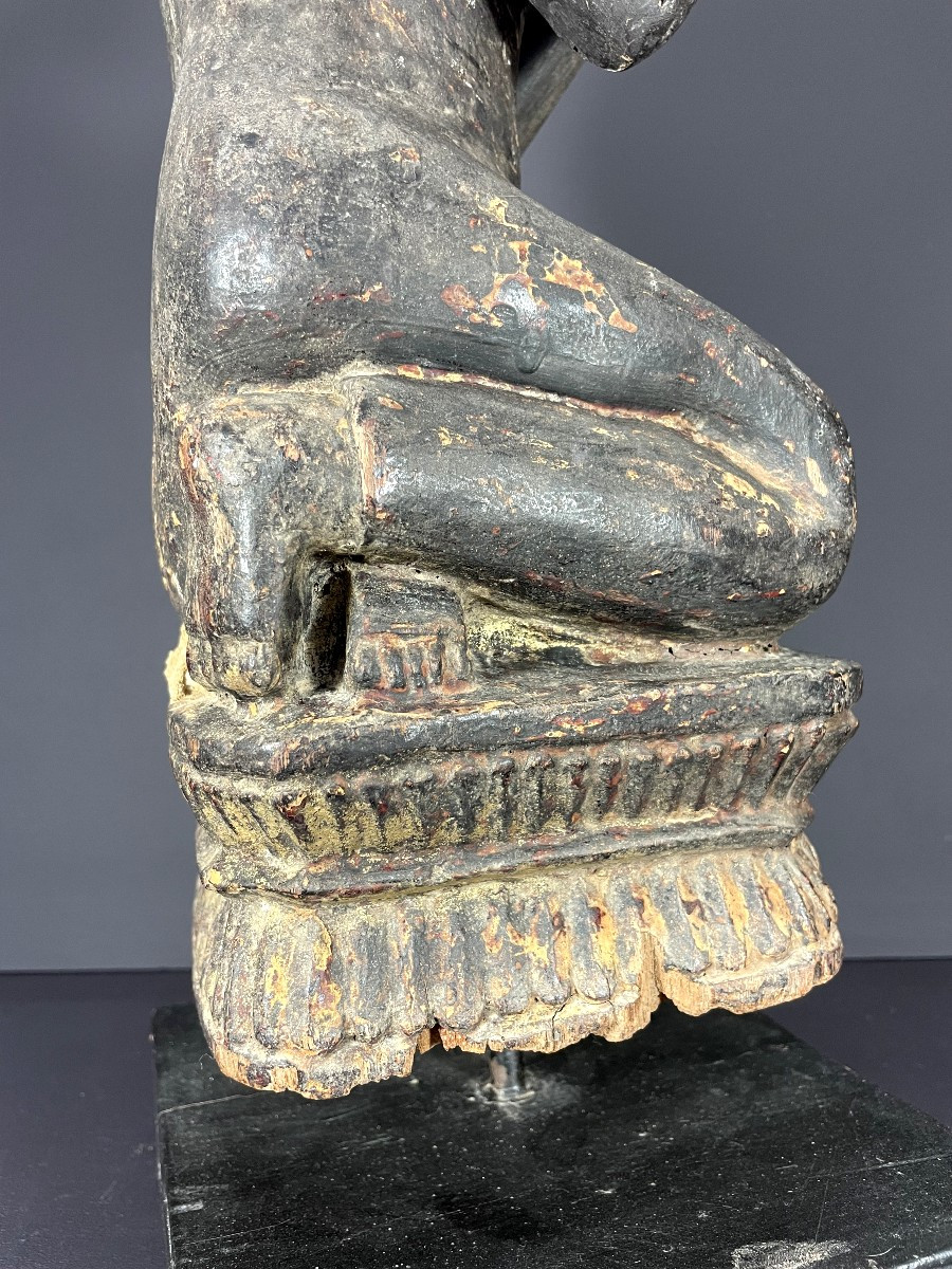 Birmanie, XIXème siècle, sculpture en bois figurant un moine bouddhiste sur un socle lotiforme.-photo-5