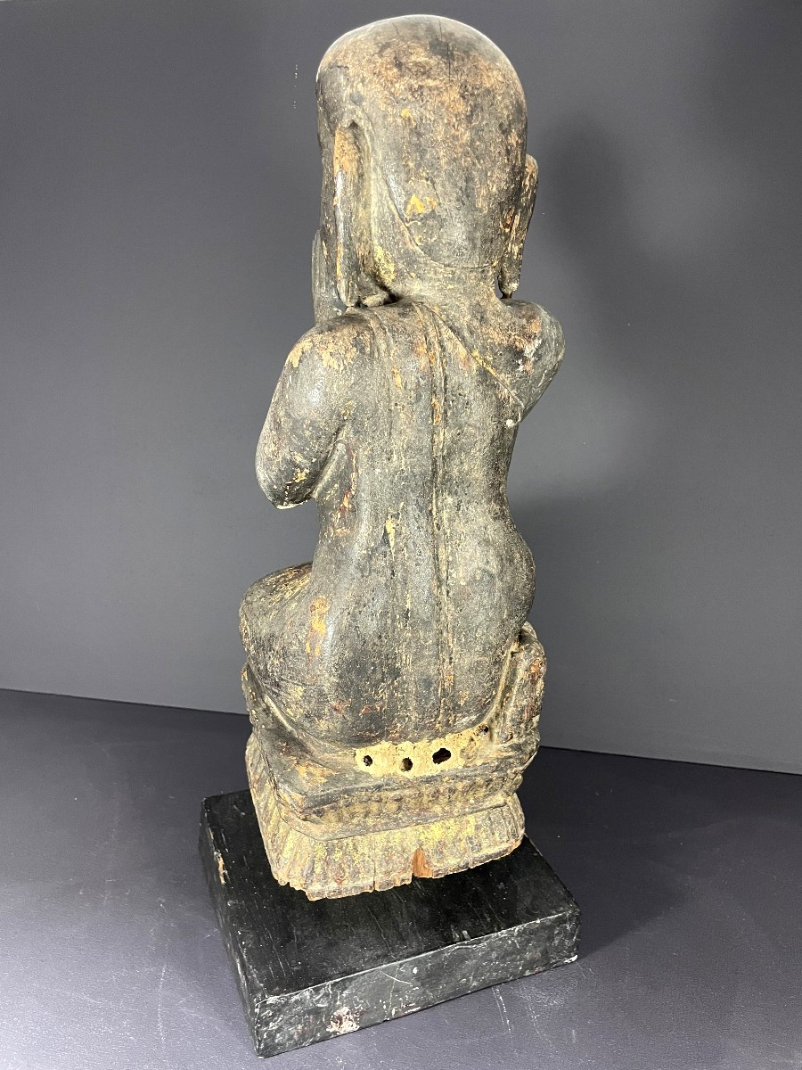 Birmanie, XIXème siècle, sculpture en bois figurant un moine bouddhiste sur un socle lotiforme.-photo-7
