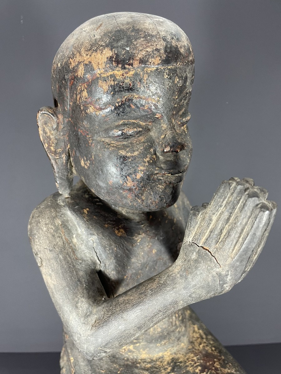 Birmanie, XIXème siècle, sculpture en bois figurant un moine bouddhiste sur un socle lotiforme.