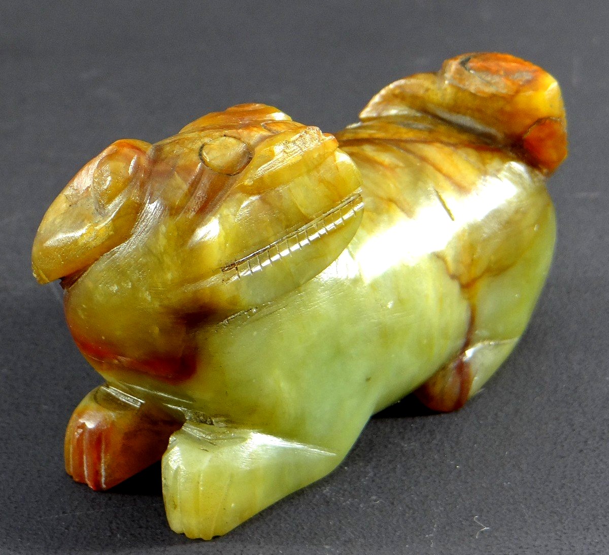 Chine, Première Moitié Du XXème, Petite Statuette Lion Bouddhique En Jade Sculpté.