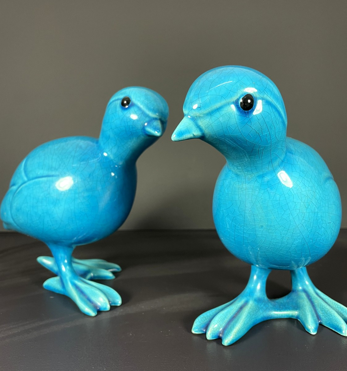 Chine, Années 1950/1960, paire d'oiseaux en porcelaine bleue turquoise.