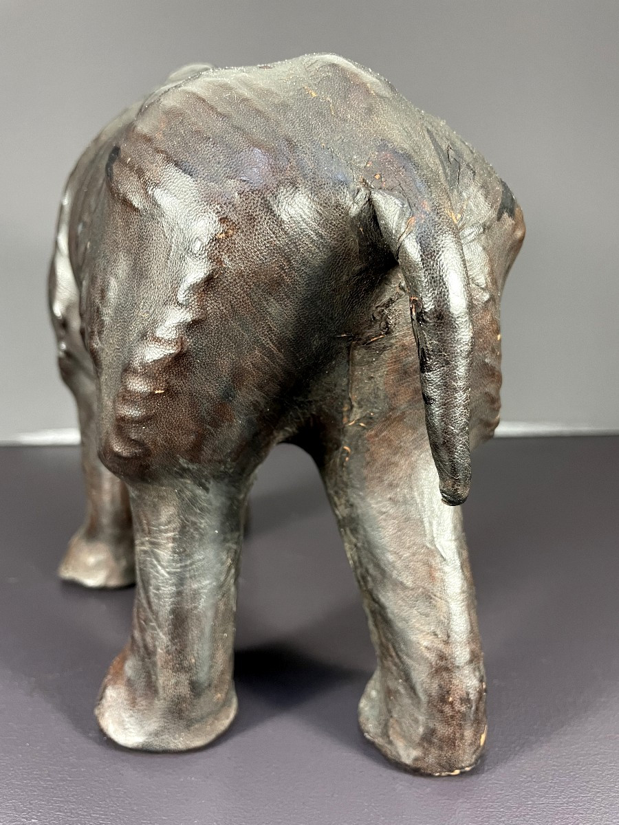 France, 1970, rhinocéros en cuir noir présentant des yeux en verre.-photo-4