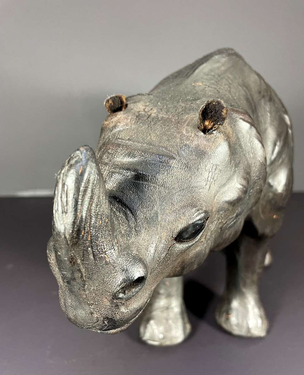 France, 1970, rhinocéros en cuir noir présentant des yeux en verre.-photo-6