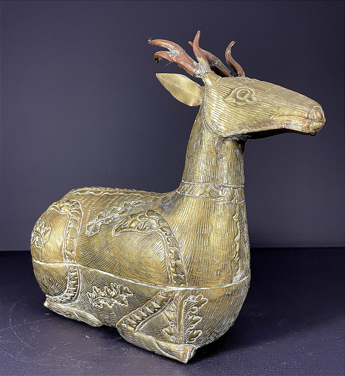 France, 1960, boîte en laiton à représentation d'un cerf.