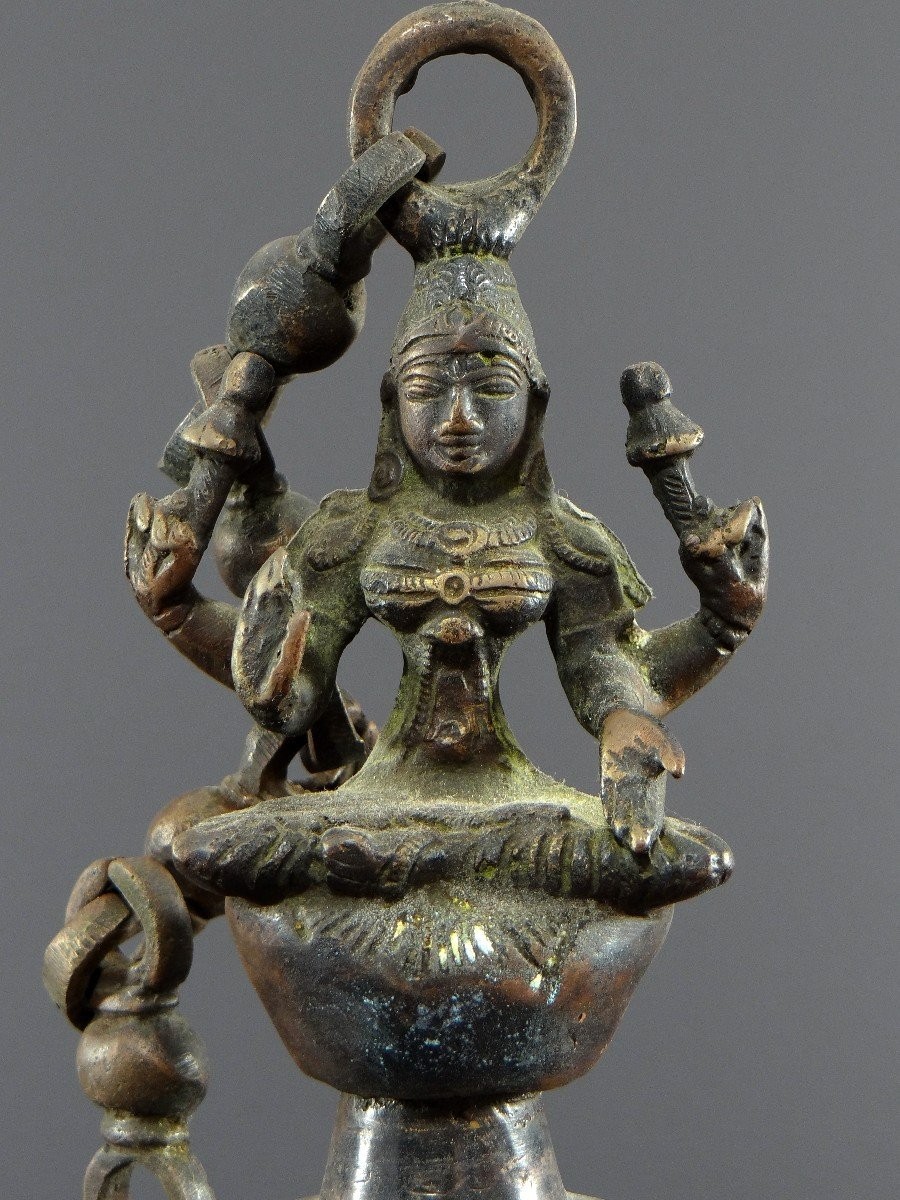Inde, Milieu Du XXème Siècle, Cloche En Bronze Ornée D’une Représentation De La Déesse Tripura.-photo-2