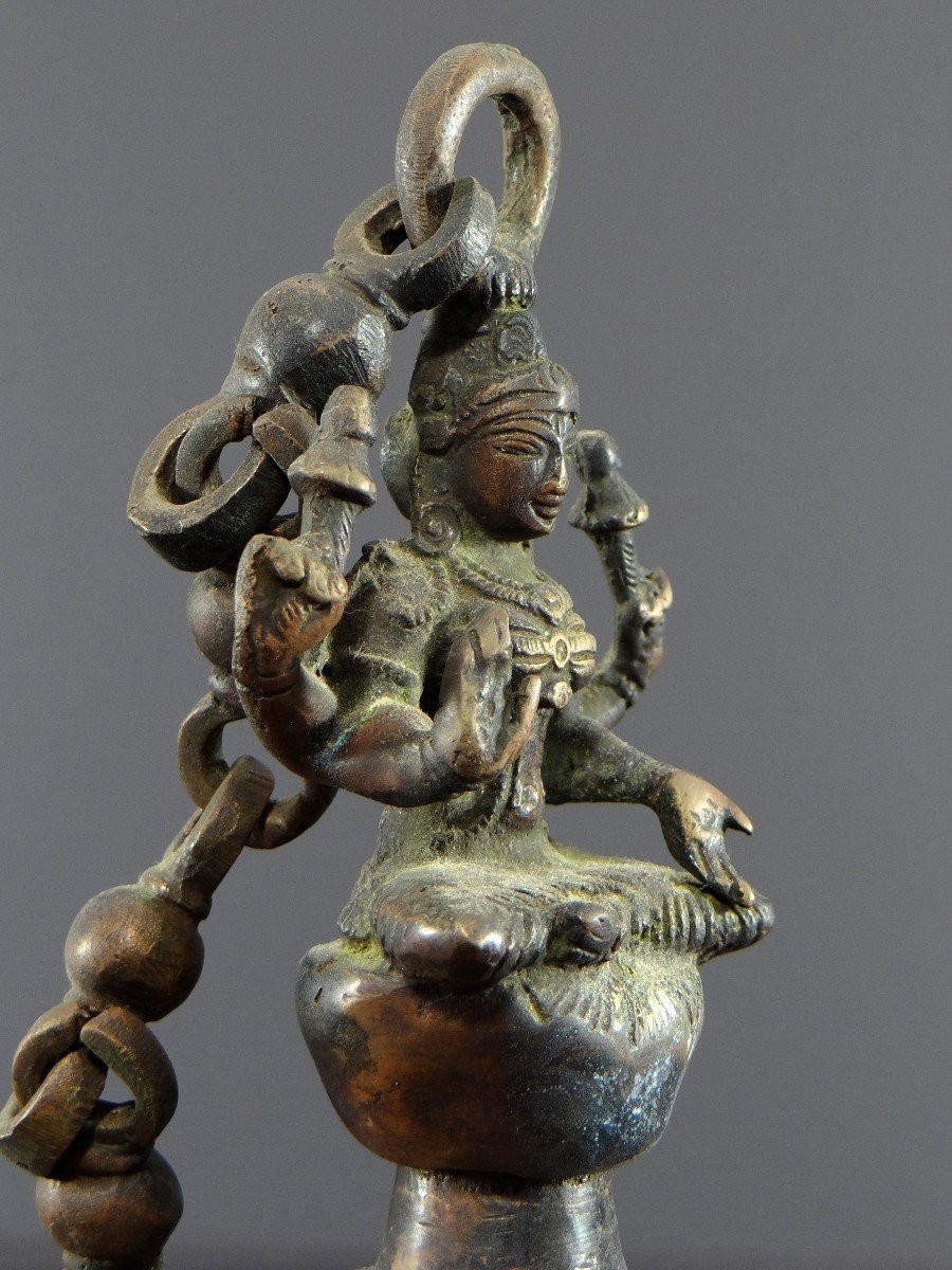 Inde, Milieu Du XXème Siècle, Cloche En Bronze Ornée D’une Représentation De La Déesse Tripura.-photo-4