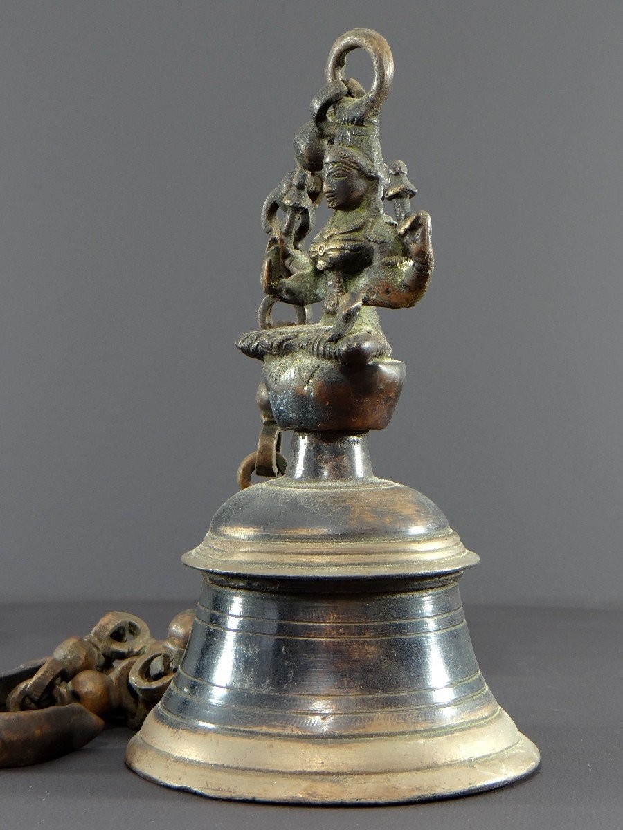 Inde, Milieu Du XXème Siècle, Cloche En Bronze Ornée D’une Représentation De La Déesse Tripura.-photo-1