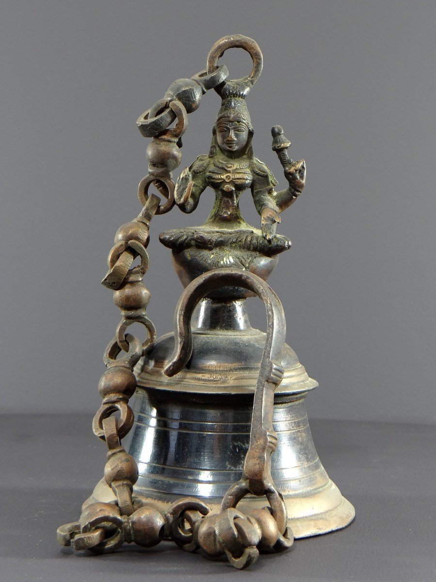 Inde, Milieu Du XXème Siècle, Cloche En Bronze Ornée D’une Représentation De La Déesse Tripura.-photo-3