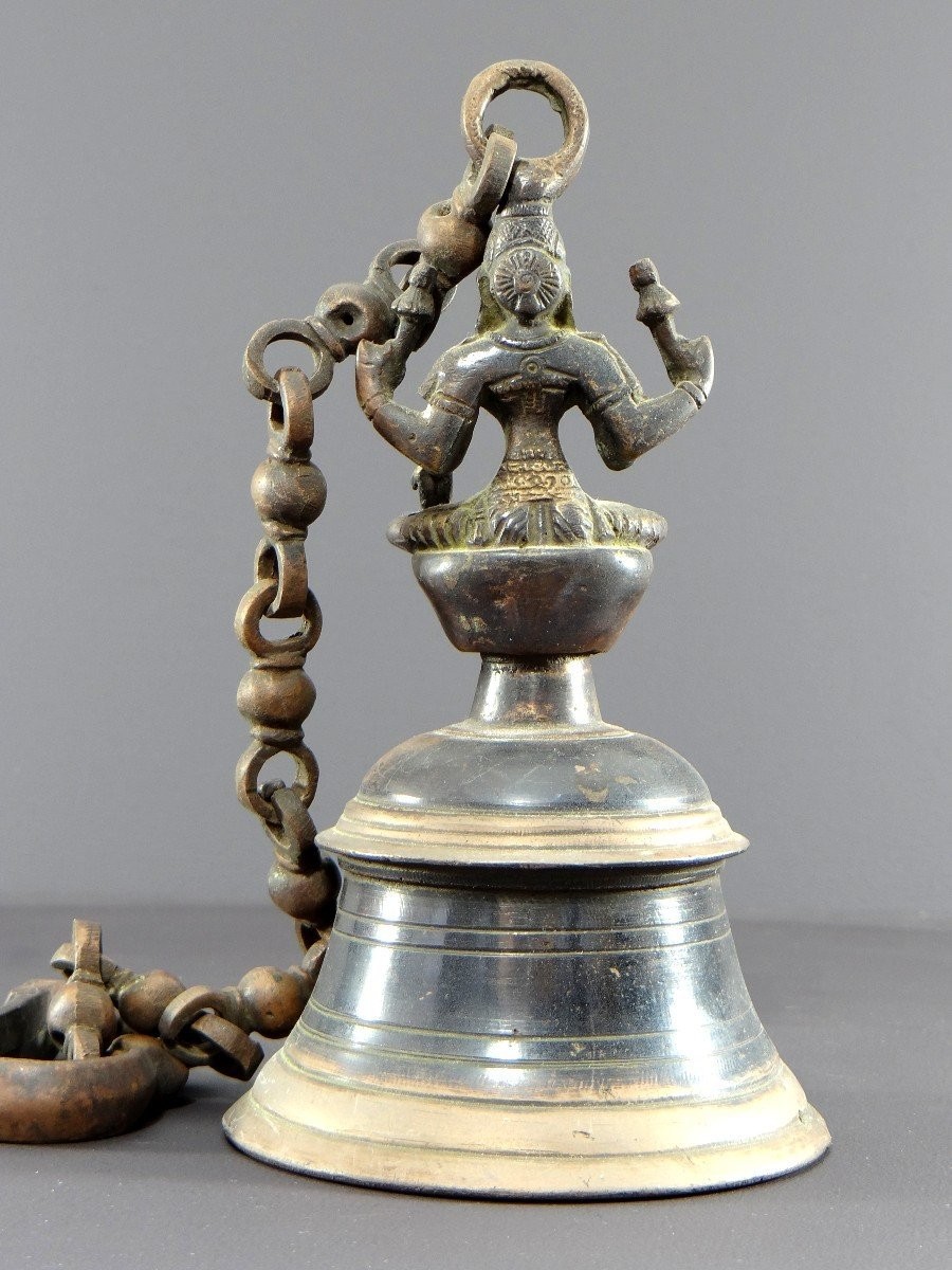 Inde, Milieu Du XXème Siècle, Cloche En Bronze Ornée D’une Représentation De La Déesse Tripura.-photo-4