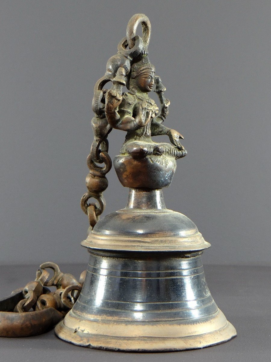 Inde, Milieu Du XXème Siècle, Cloche En Bronze Ornée D’une Représentation De La Déesse Tripura.-photo-5