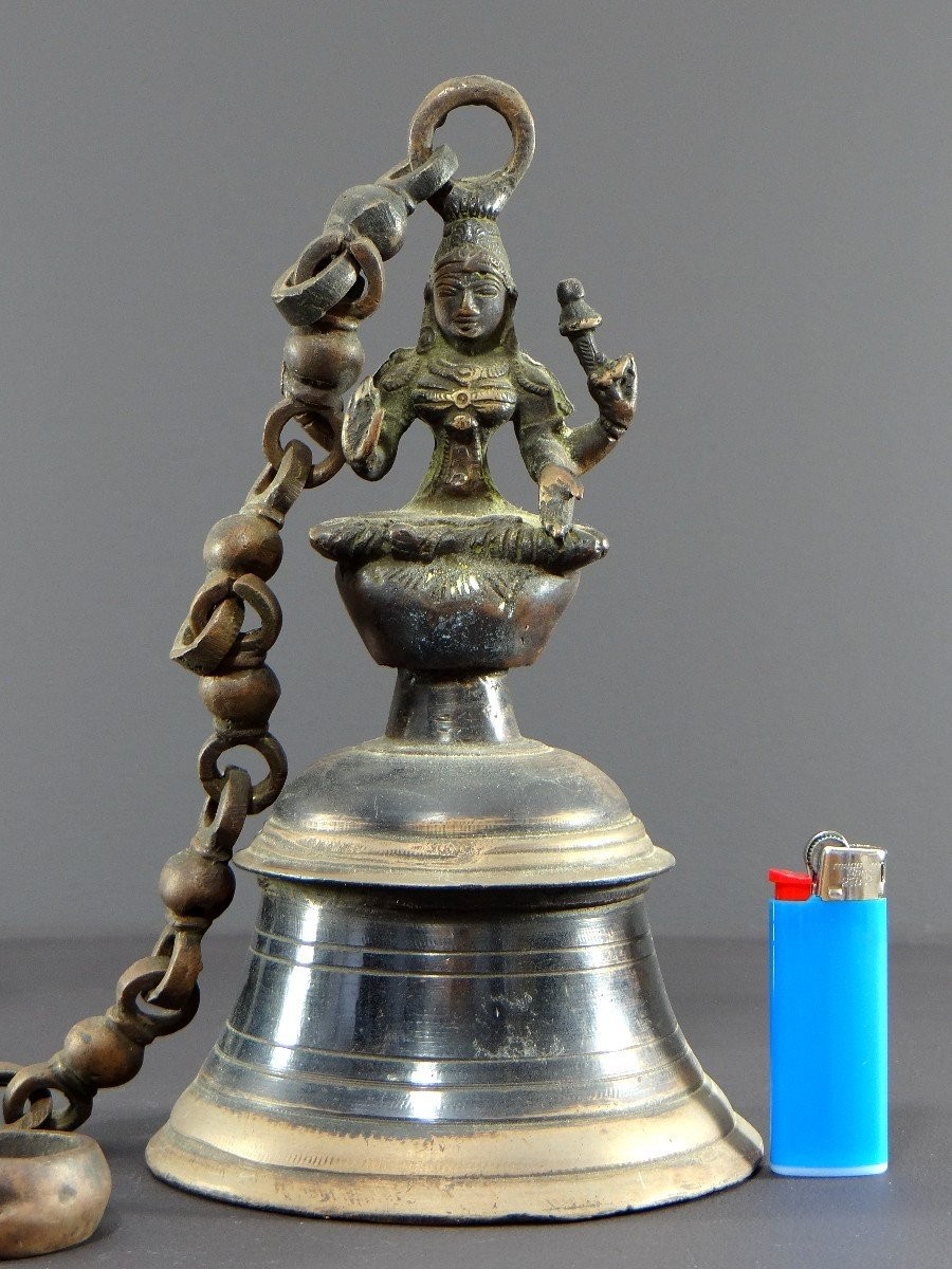 Inde, Milieu Du XXème Siècle, Cloche En Bronze Ornée D’une Représentation De La Déesse Tripura.-photo-6