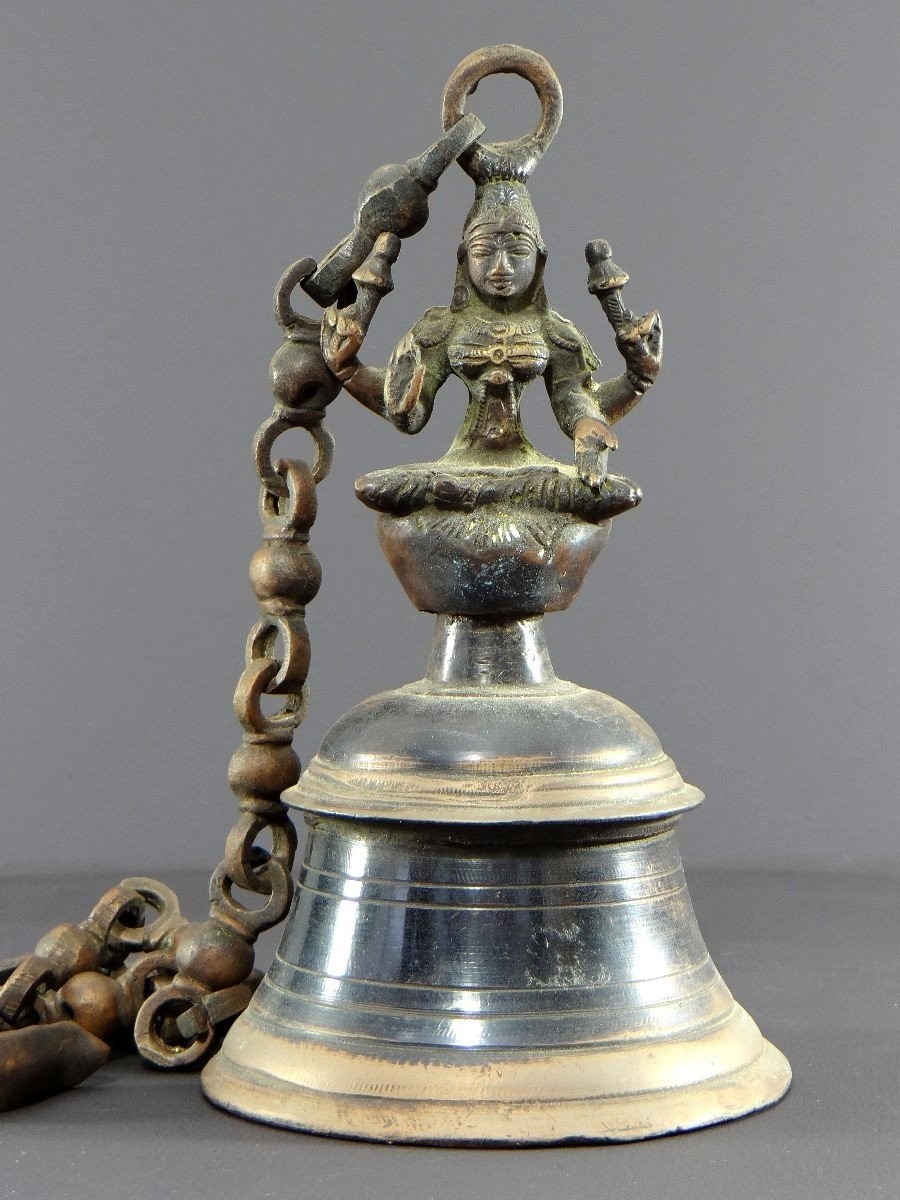 Inde, Milieu Du XXème Siècle, Cloche En Bronze Ornée D’une Représentation De La Déesse Tripura.
