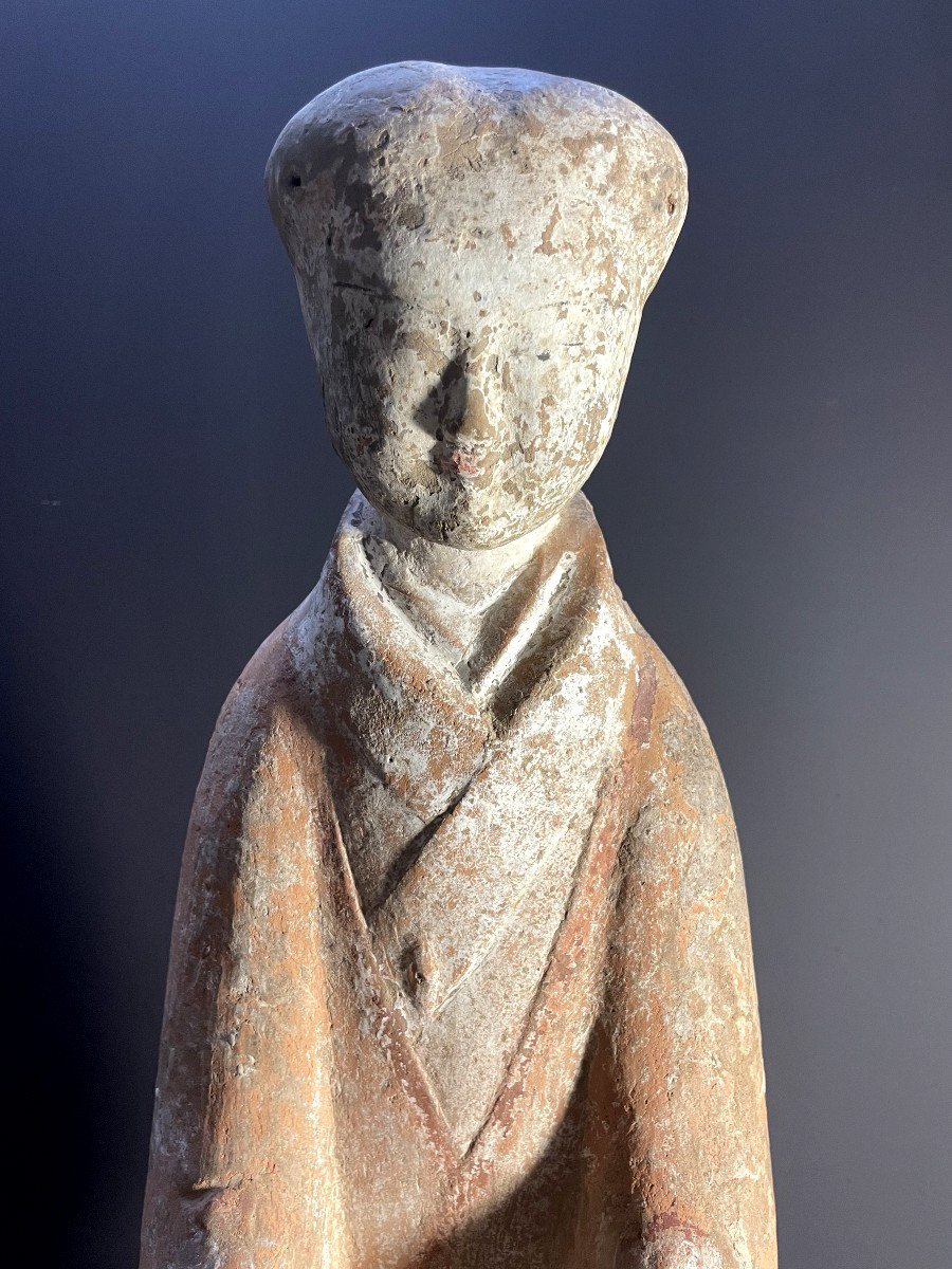 Chine, Dame de Cour dite Fat Lady en terre cuite ocre grise et rehauts de pigments rouges.-photo-3