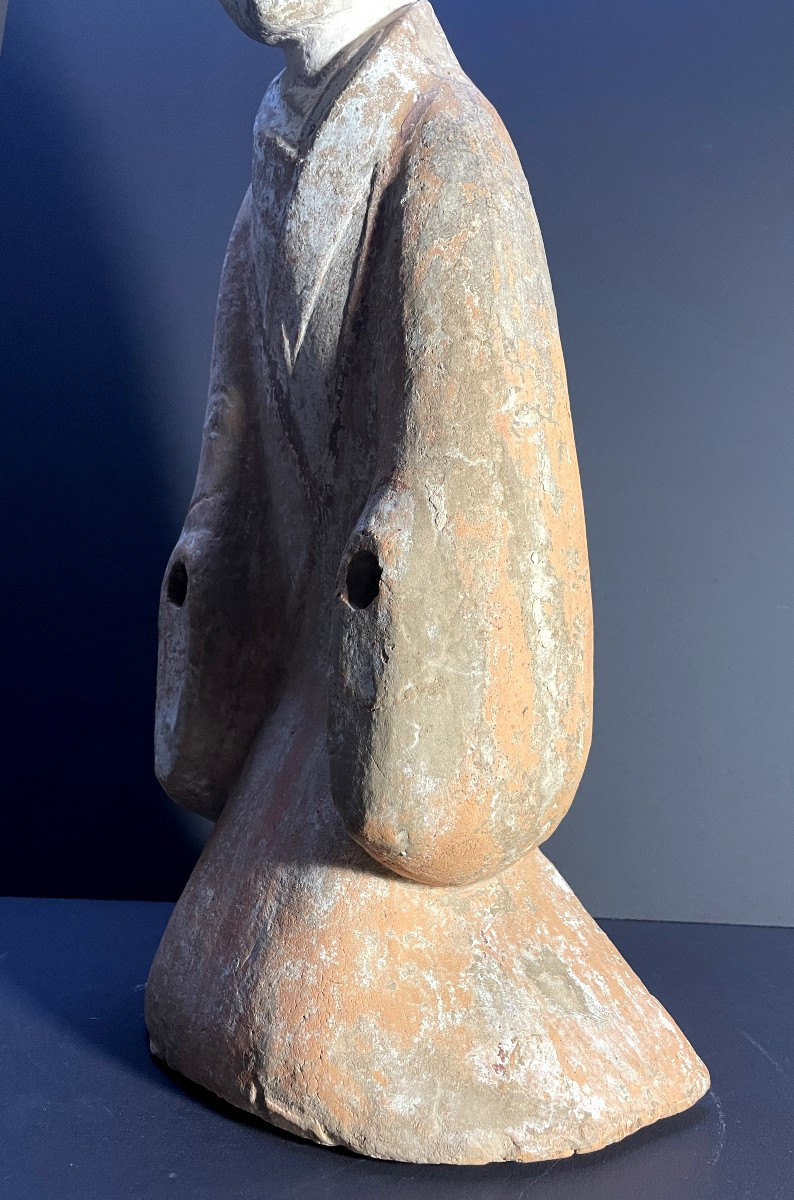 Chine, Dame de Cour dite Fat Lady en terre cuite ocre grise et rehauts de pigments rouges.-photo-4