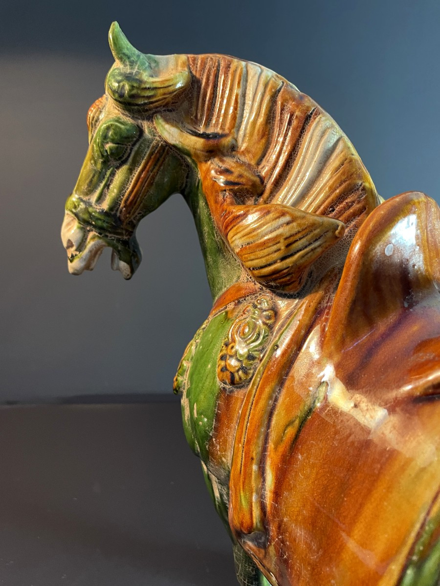 Chine, milieu du XXème siècle, très joli cheval en terre vernissée réalisé dans des pièces Tang-photo-4