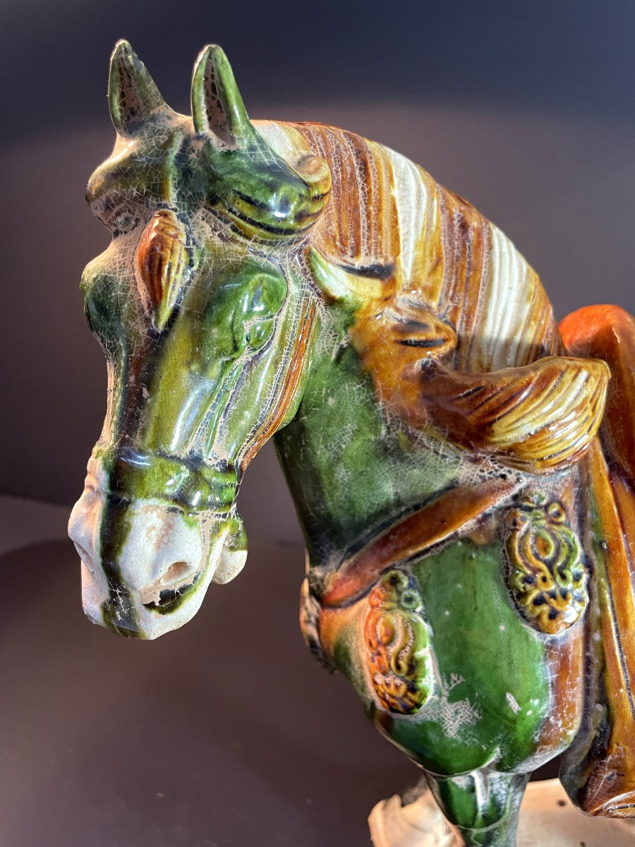 Chine, milieu du XXème siècle, très joli cheval en terre vernissée réalisé dans des pièces Tang