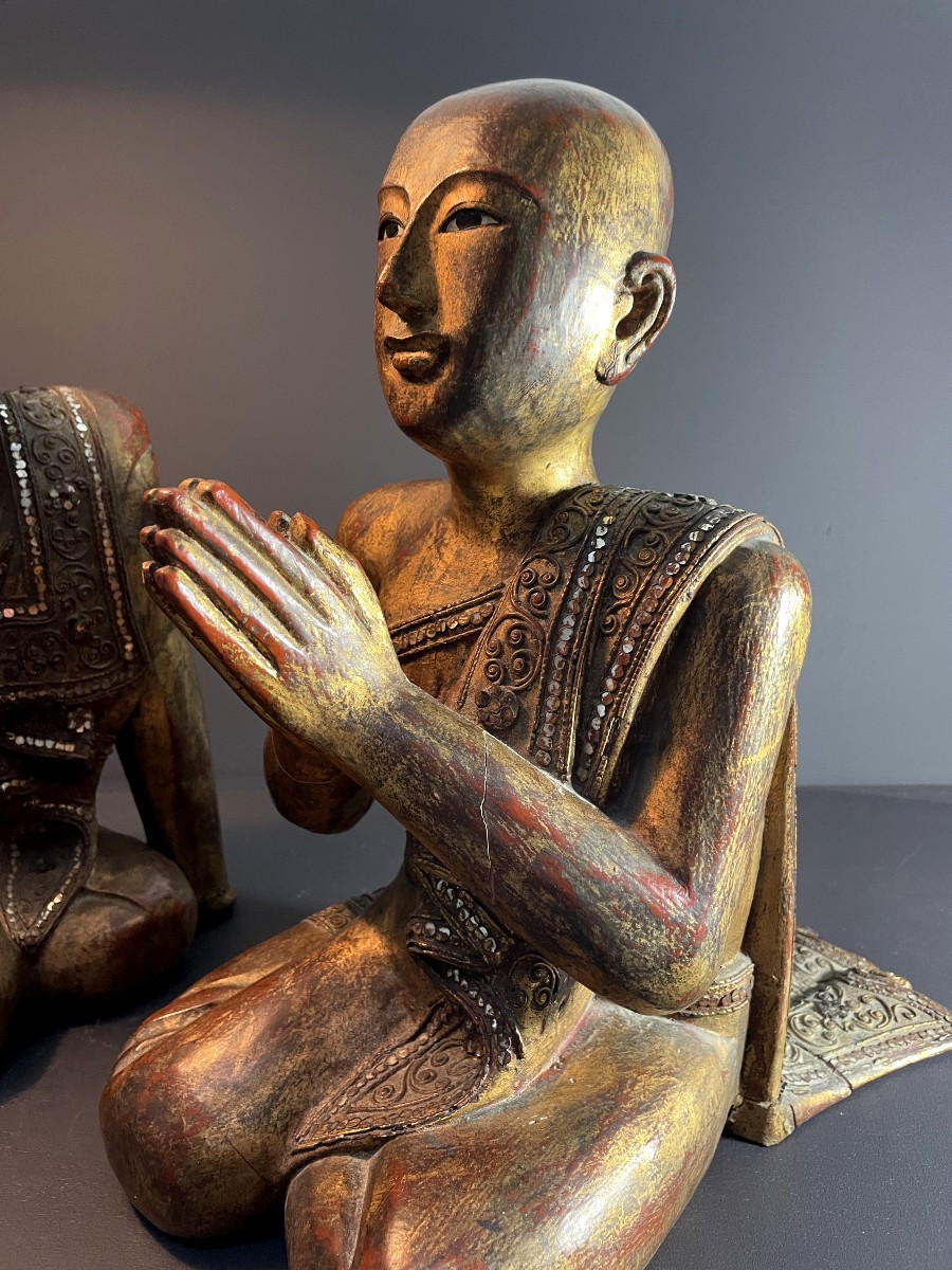 Birmanie, première moitié du XXème siècle, paire d'adorants en bois laqué et verroteries.-photo-4