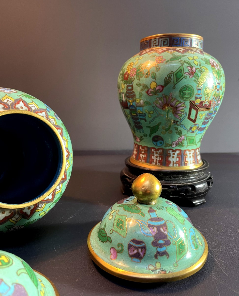 Chine, Années 1930/1950, Paire De Pots couverts En émaux Cloisonnés reposant sur leurs socles.-photo-3