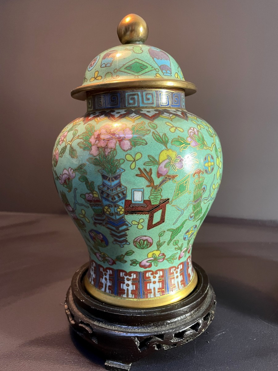 Chine, Années 1930/1950, Paire De Pots couverts En émaux Cloisonnés reposant sur leurs socles.-photo-1