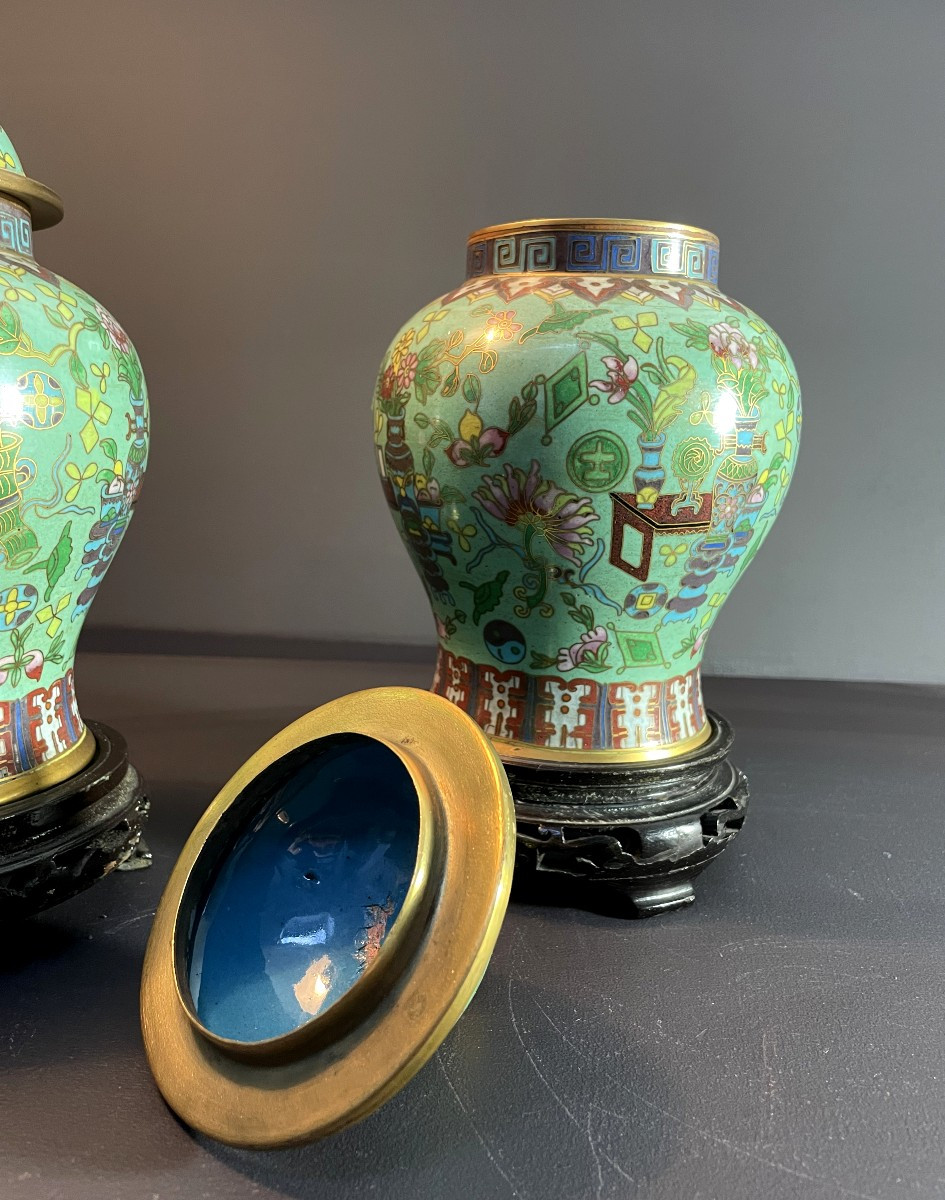 Chine, Années 1930/1950, Paire De Pots couverts En émaux Cloisonnés reposant sur leurs socles.-photo-2