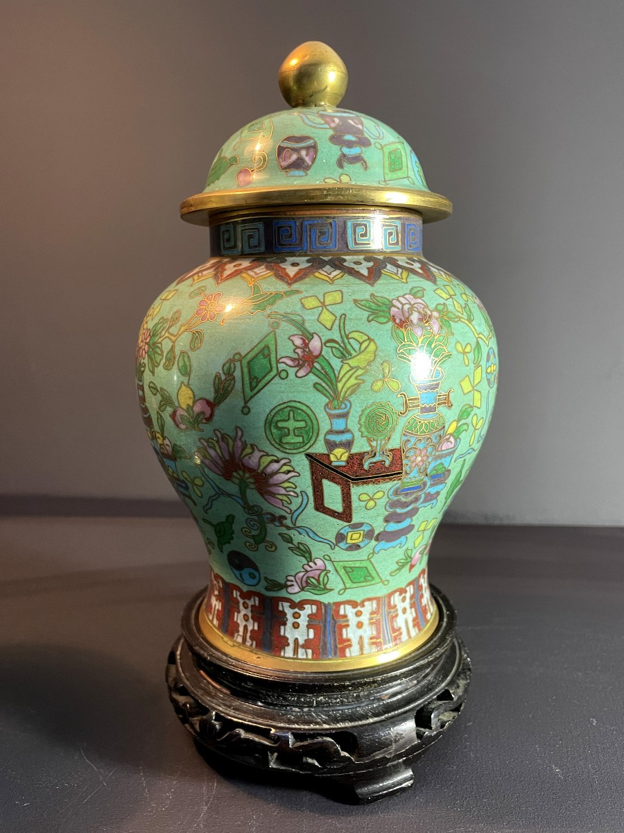 Chine, Années 1930/1950, Paire De Pots couverts En émaux Cloisonnés reposant sur leurs socles.-photo-3