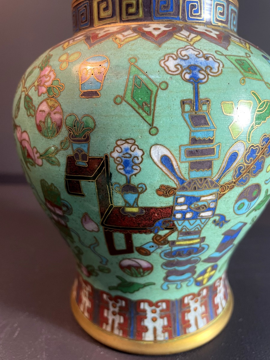 Chine, Années 1930/1950, Paire De Pots couverts En émaux Cloisonnés reposant sur leurs socles.-photo-4