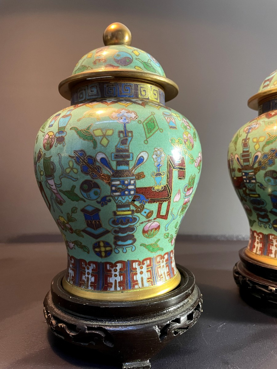 Chine, Années 1930/1950, Paire De Pots couverts En émaux Cloisonnés reposant sur leurs socles.-photo-6