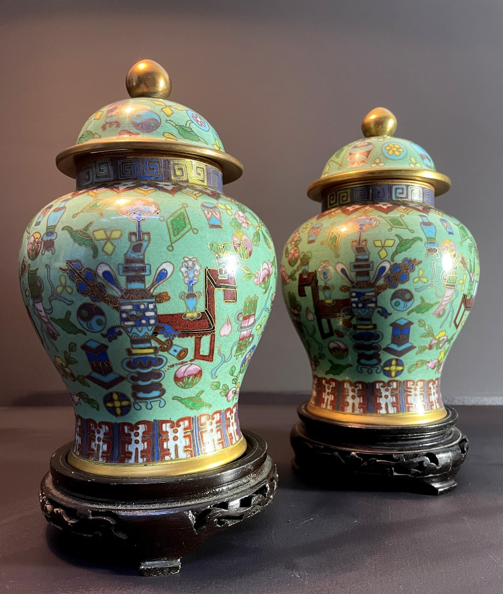 Chine, Années 1930/1950, Paire De Pots couverts En émaux Cloisonnés reposant sur leurs socles.