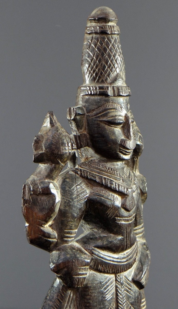 Inde, statuette en bois sculpté représentant la déesse de la fortune Lakshmi, années1900-1920.-photo-2