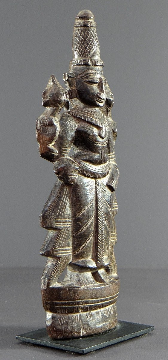 Inde, statuette en bois sculpté représentant la déesse de la fortune Lakshmi, années1900-1920.-photo-1