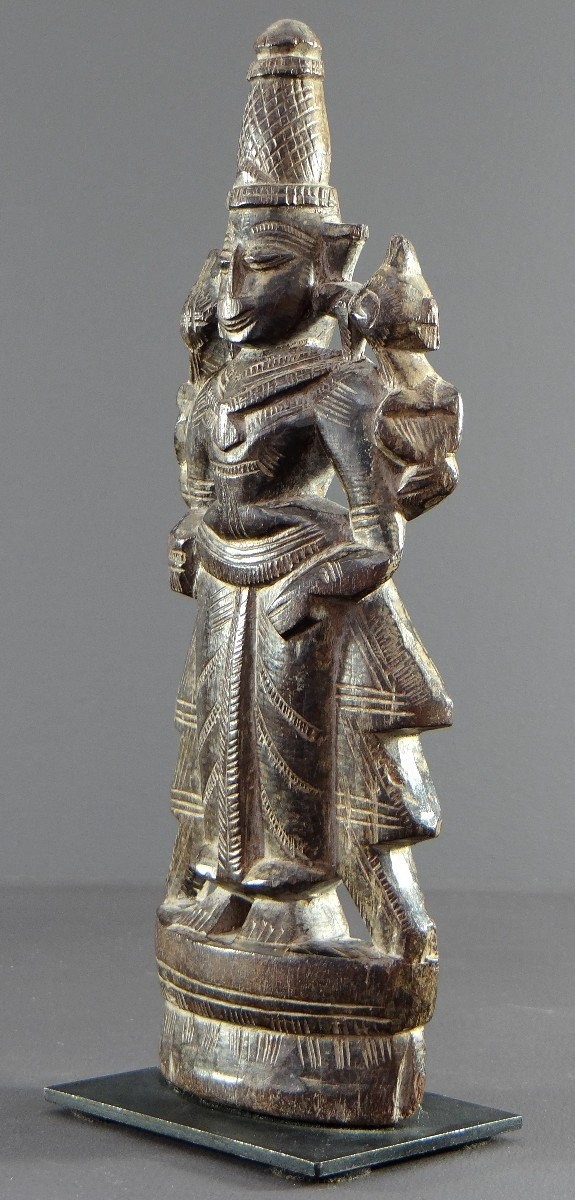Inde, statuette en bois sculpté représentant la déesse de la fortune Lakshmi, années1900-1920.-photo-3