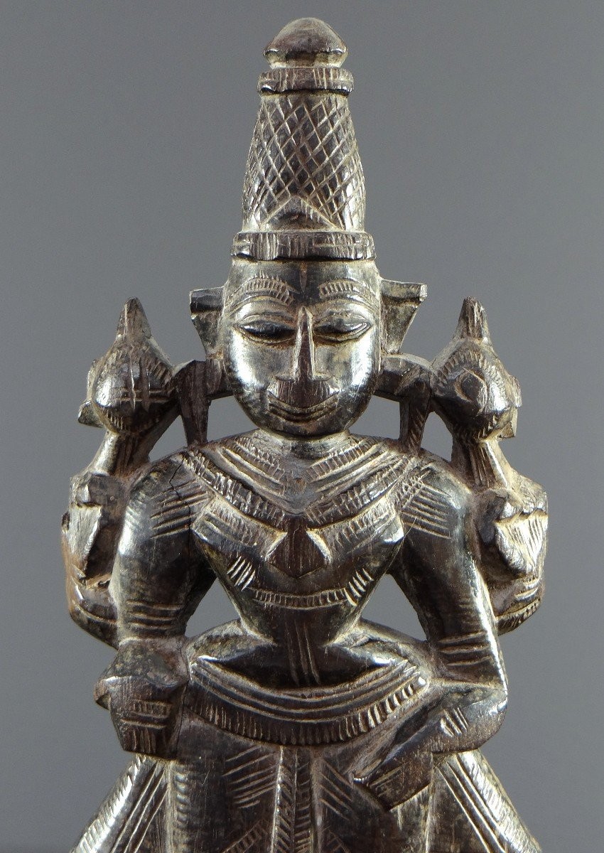 Inde, statuette en bois sculpté représentant la déesse de la fortune Lakshmi, années1900-1920.