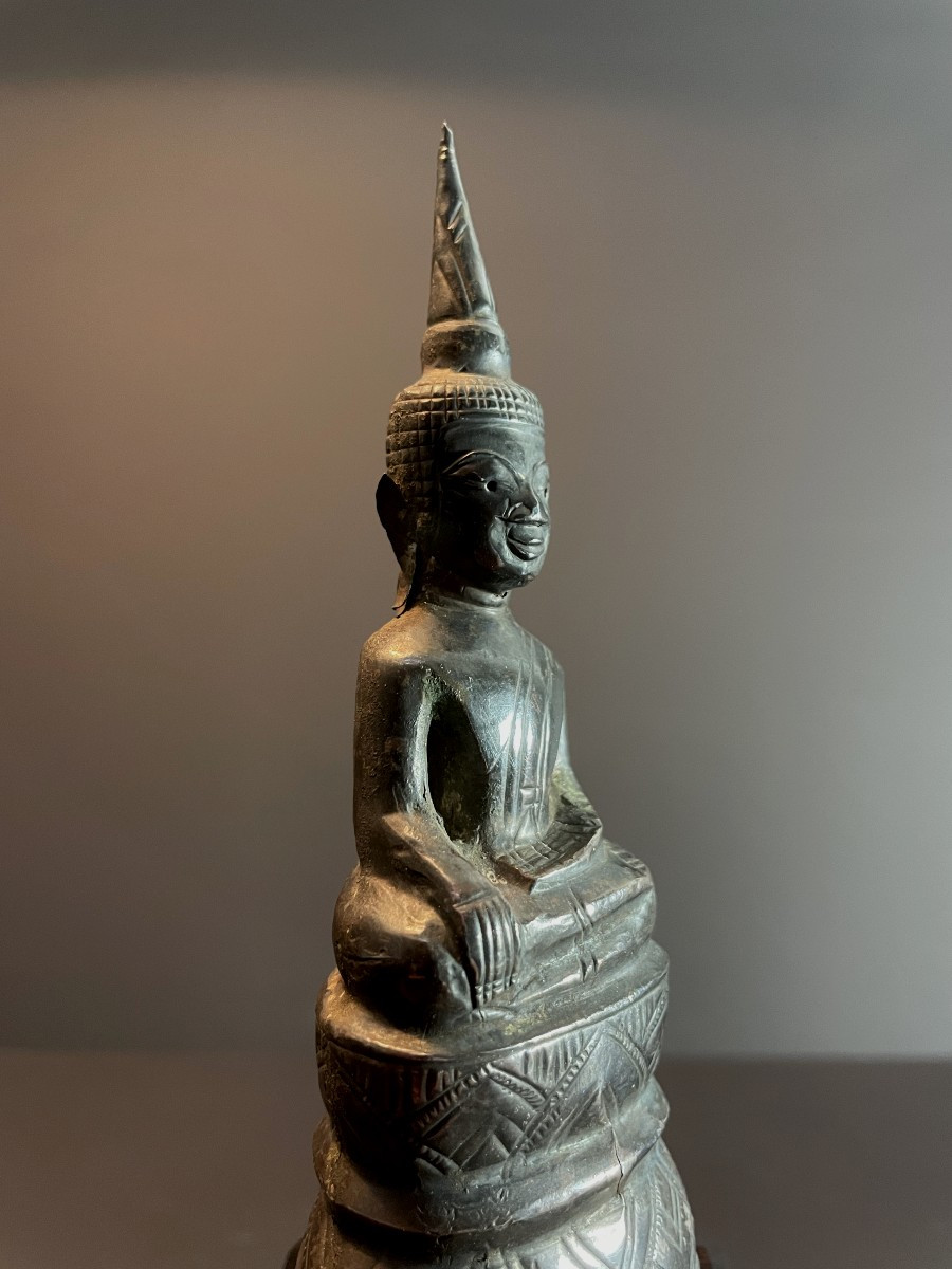 Laos,  Statue de Bouddha Sakyamuni, finement sculptée avec une "usnisa" en forme de pointe.-photo-2