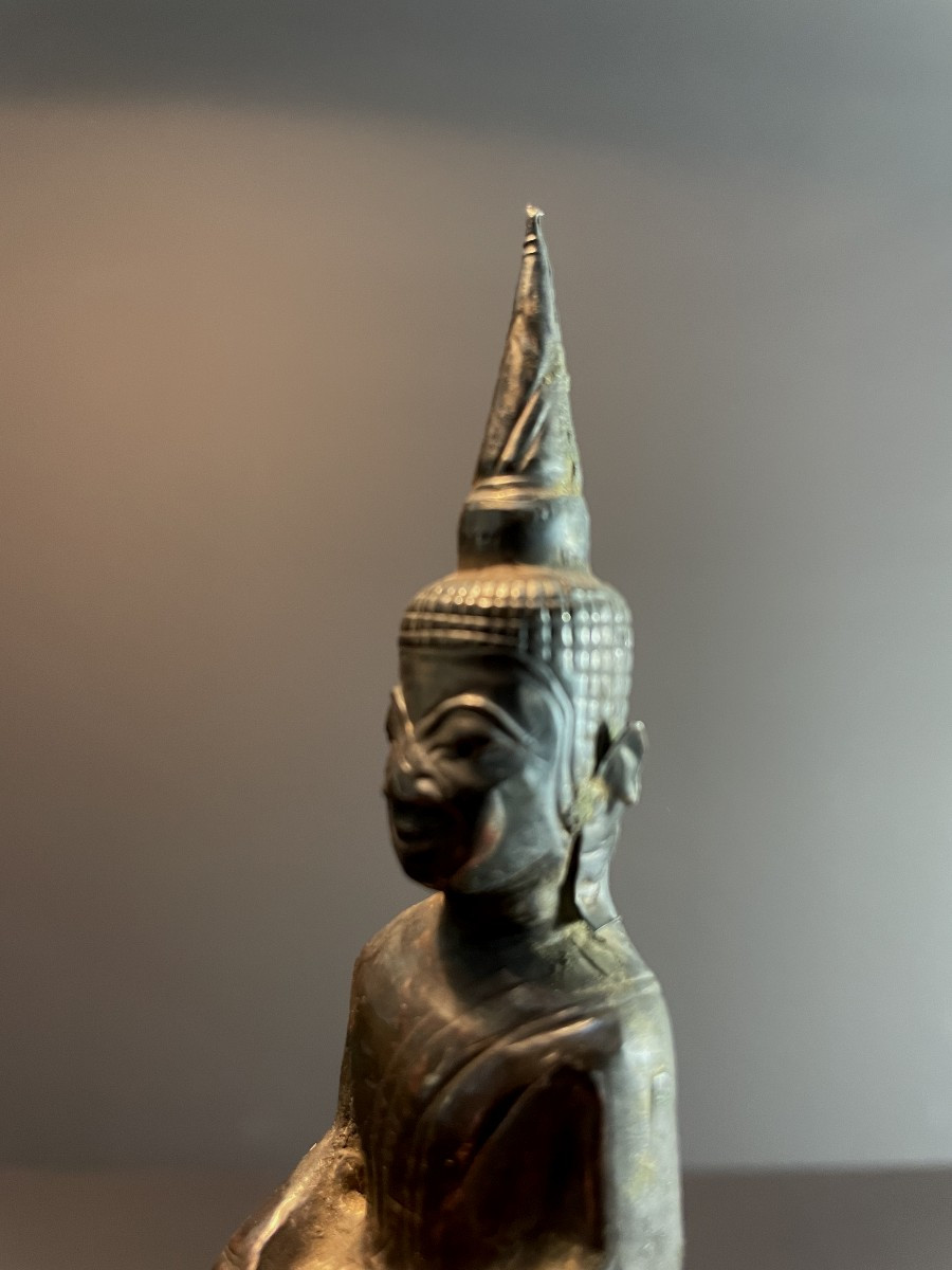 Laos,  Statue de Bouddha Sakyamuni, finement sculptée avec une "usnisa" en forme de pointe.-photo-4