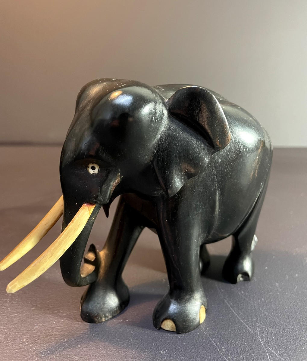 France, Années 1950, paire d'éléphants stylisés en ébène et os.-photo-2