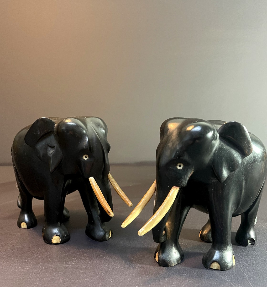 France, Années 1950, paire d'éléphants stylisés en ébène et os.-photo-3