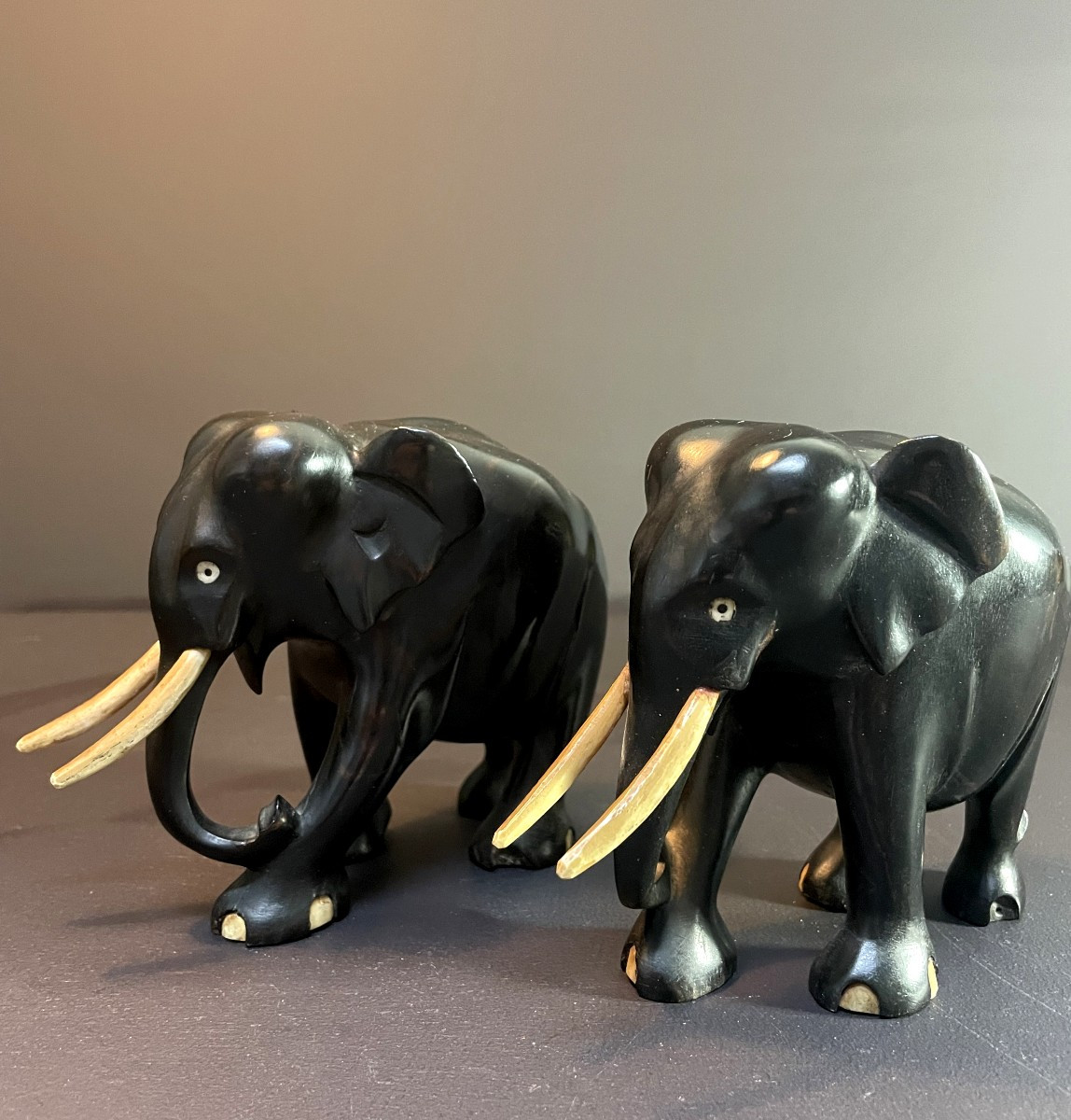 France, Années 1950, paire d'éléphants stylisés en ébène et os.-photo-1